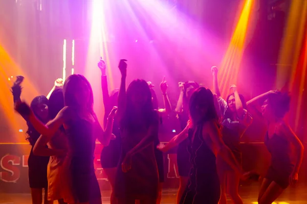 Silueta imagen de la gente bailando en discoteca discoteca con música de DJ en el escenario — Foto de Stock