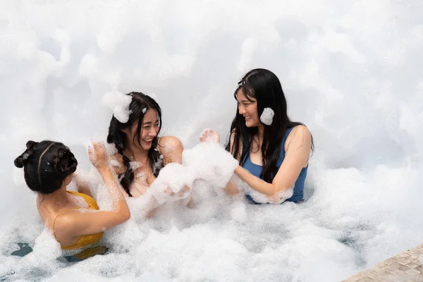 Chica jugando en la piscina de burbujas con diversión y alegría — Foto de Stock