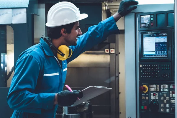 Trabalhador ou engenheiro da fábrica inteligente faz o trabalho da máquina na oficina de fabricação — Fotografia de Stock