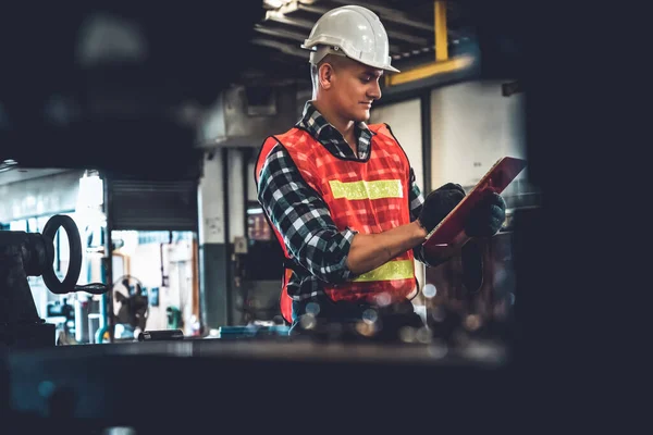 Trabalhador de fabricação que trabalha com área de transferência para fazer a lista de verificação do procedimento de trabalho . — Fotografia de Stock