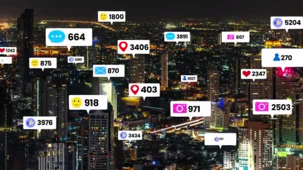 Les icônes des médias sociaux survolent le centre-ville pour montrer l'engagement des gens — Video