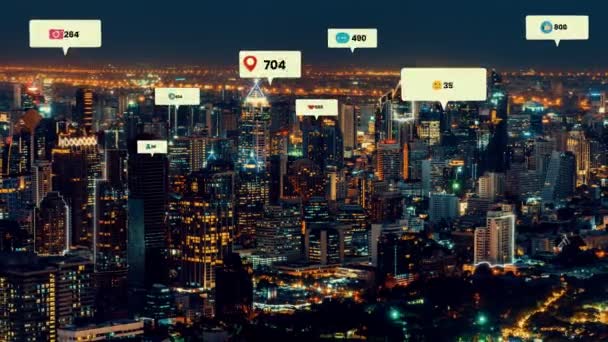 Ikony sociálních médií létají nad centrem města a ukazují angažovanost lidí — Stock video