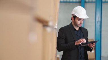 Fabrika yöneticisi depoda veya fabrikada tablet bilgisayar kullanıyor