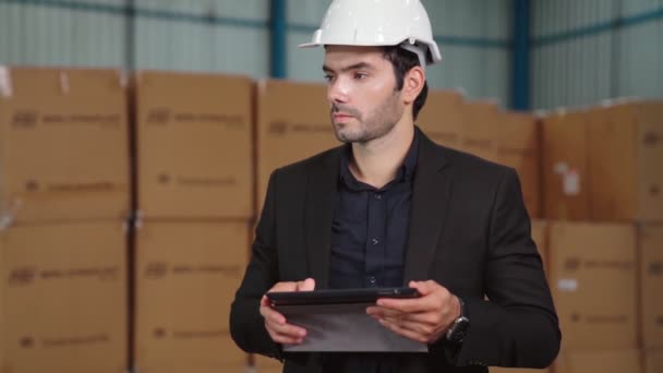 창고나 공장에서 태블릿 컴퓨터를 사용하는 공장 지배인 — 비디오
