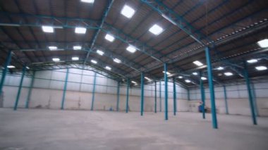 Boş depo veya fabrikanın geniş açılı görüntüsü