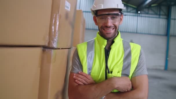 Профессиональный работник дает большой палец вверх на заводе или на складе — стоковое видео