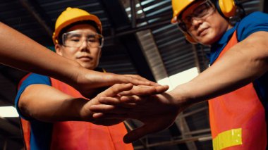 Becerikli fabrika işçilerinden oluşan ekip birlik ve destek gösteriyor.