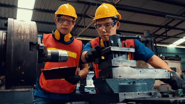 Groupe d'ouvriers habiles d'usine utilisant l'équipement de machine dans l'atelier — Photo