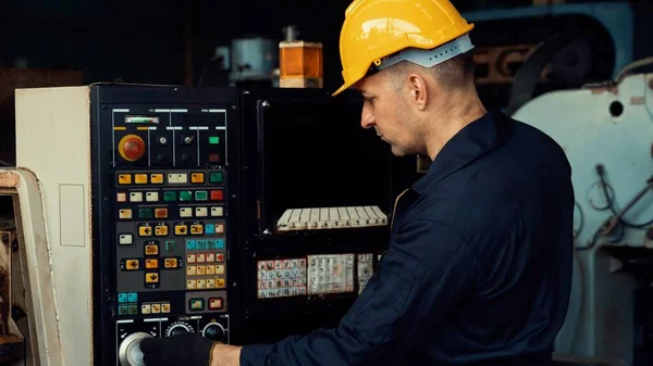 Fabrika mühendisi veya işçisi üretim atölyesinde makine işi yapıyor. — Stok fotoğraf