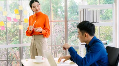 İş adamları proje planlama kurulunda çalışıyor