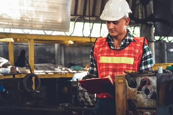 Trabalhador de fabricação que trabalha com área de transferência para fazer a lista de verificação do procedimento de trabalho . — Fotografia de Stock