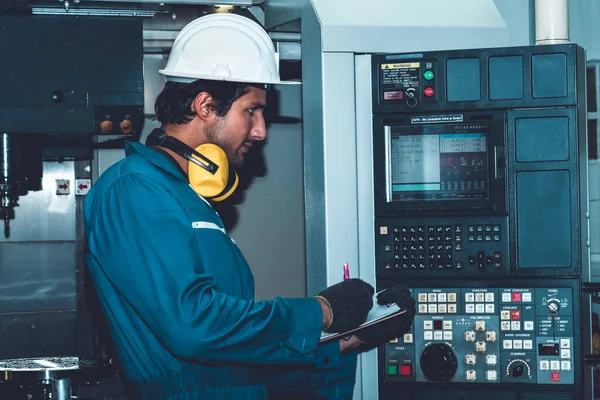 Trabalhador ou engenheiro da fábrica inteligente faz o trabalho da máquina na oficina de fabricação — Fotografia de Stock