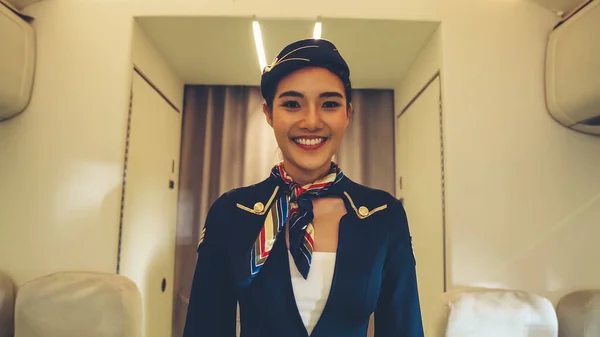 Kabinenpersonal oder Stewardess im Flugzeug — Stockfoto