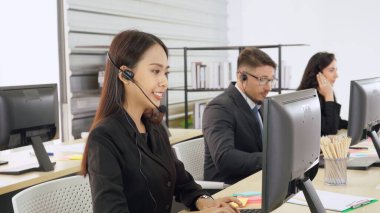 Ofiste çalışan kulaklık takan iş adamları.