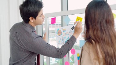 İş adamları proje planlama kurulunda çalışıyor