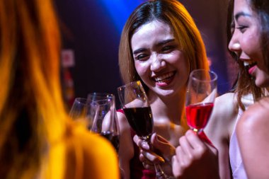 Gençler parti veriyor, içiyor ve dans ediyor.