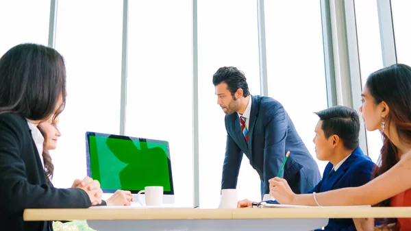 Uomini d'affari nella sala conferenze con schermo verde — Foto Stock