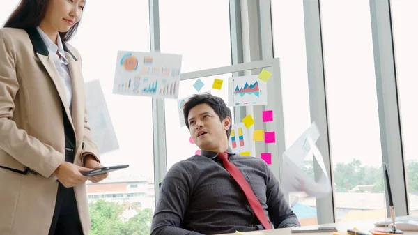 Gente de negocios infeliz disputa problema de trabajo en la oficina — Foto de Stock