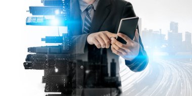 Akıllı şehirde gelişmiş iletişim ve küresel internet ağı bağlantısı