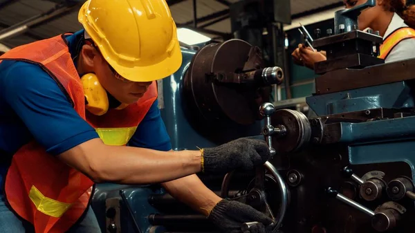 Groupe de travailleurs habiles utilisant des équipements de machine dans l'atelier d'usine — Photo