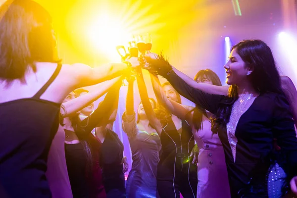 パーティーやドリンク、ダンスを祝う若者たち — ストック写真