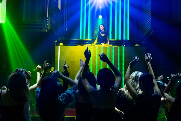 Immagine silhouette di persone che ballano in discoteca night club alla musica del DJ sul palco — Foto Stock