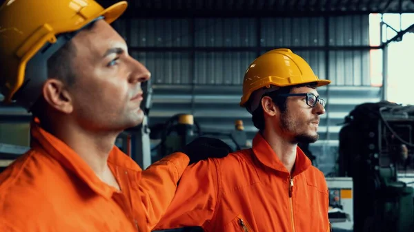 Dos hábiles ingenieros de fábrica o trabajadores que muestran trabajo en equipo y asociación . — Foto de Stock