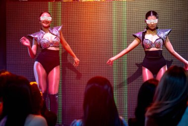 Gece kulübünde DJ 'in müziğiyle dans eden tekno dansçı.