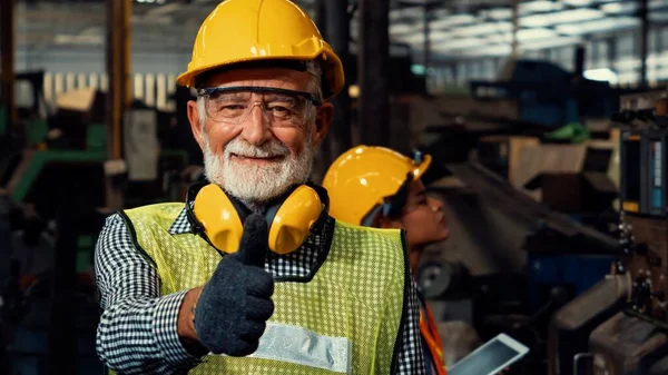 Senior ouvrier d'usine habile ou ingénieur portrait rapproché dans l'usine — Photo