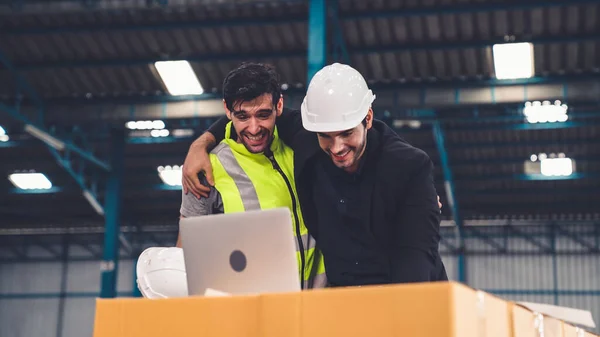 İki fabrika işçisi fabrikada başarıyı birlikte kutluyor. — Stok fotoğraf