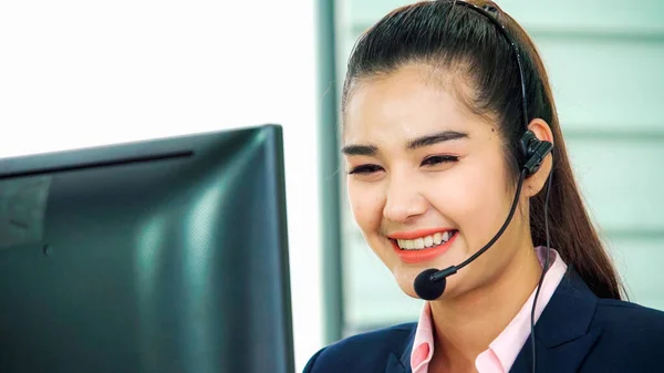 Gente de negocios con auriculares trabajando en la oficina — Foto de Stock