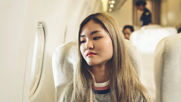 Glücklich asiatisch frau reisen im flugzeug — Stockfoto