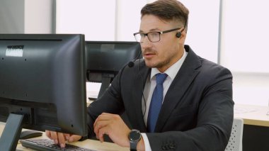 Ofiste çalışan kulaklık takan iş adamları.