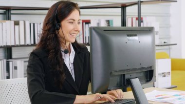 Ofiste çalışan kulaklık takan iş adamları.