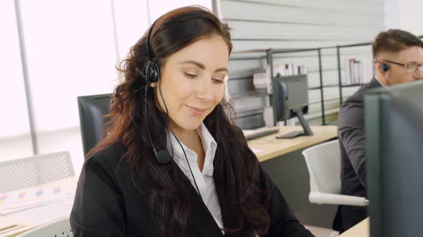 Gente de negocios con auriculares trabajando en la oficina —  Fotos de Stock