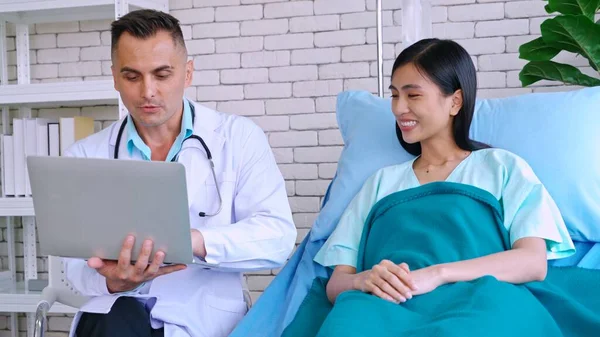 Arzt in Uniform untersucht Patient im Krankenhaus — Stockfoto