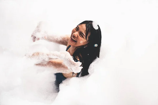 Flicka leker i bubbelpool med nöje och glädje — Stockfoto