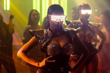 Gece kulübünde DJ 'in müziğiyle dans eden tekno dansçı.
