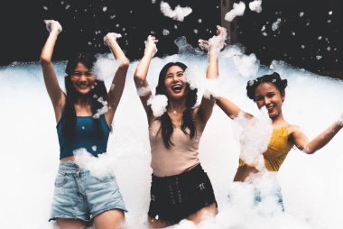 Eğlence ve neşeyle kabarcık havuzunda oynayan kız