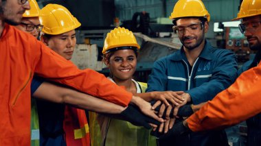 Fabrikadaki takım çalışmasını gösteren becerikli bir işçi bir arada duruyor. .