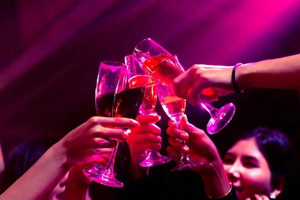 Grupo de personas brindan bebidas en la fiesta en el club de baile — Foto de Stock