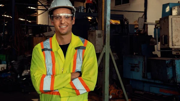 Jeune ouvrier d'usine ou ingénieur habile portrait en gros plan dans l'usine — Photo