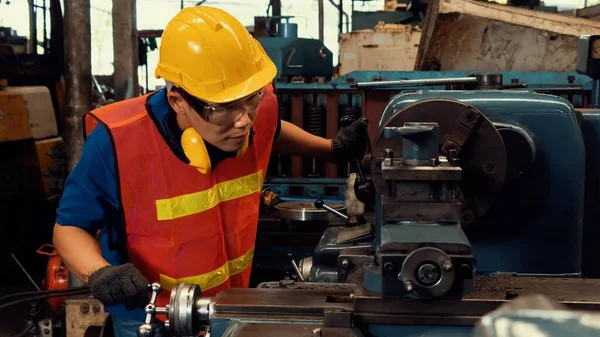 Travailleur d'usine compétent ou ingénieur faire le travail de la machine dans l'atelier de fabrication — Photo