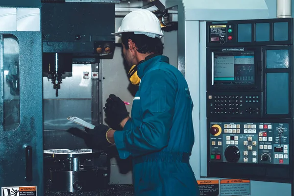 Trabalhador ou engenheiro da fábrica inteligente faz o trabalho da máquina na oficina de fabricação — Fotografia de Stock