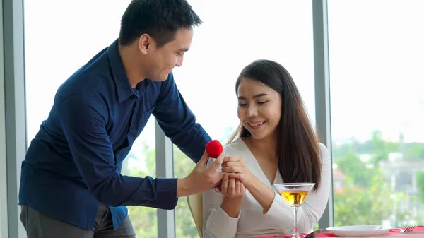 Pareja romántica dando regalo a amante en restaurante —  Fotos de Stock