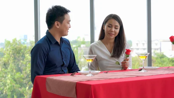 Šťastný romantický pár jíst oběd v restauraci — Stock fotografie
