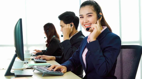 Geschäftsleute mit Headset arbeiten im Büro — Stockfoto