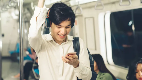 Homme d'affaires utilisant le téléphone portable dans le train public — Photo