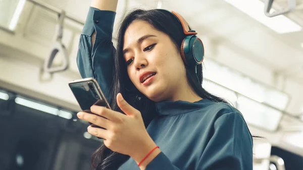 Jeune femme utilisant un téléphone portable dans le train public — Photo