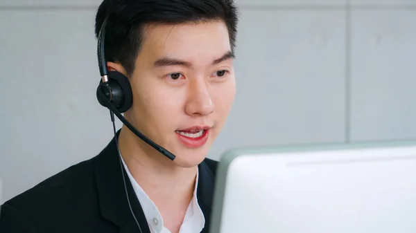 Gente de negocios con auriculares trabajando en la oficina — Foto de Stock